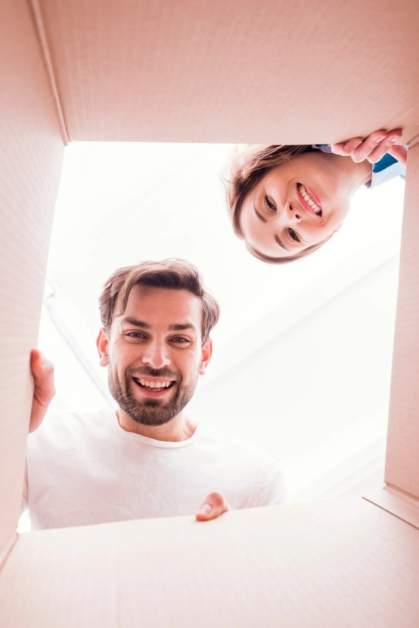 Neugieriges Paar, Blick aus dem Inneren der Schachtel vom Boden aus.