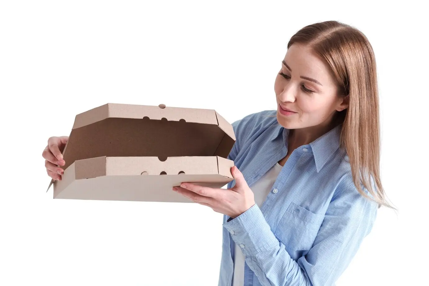 Halbnahe Aufnahme einer Frau, die in eine Pizzaschachtel hineinlugt.