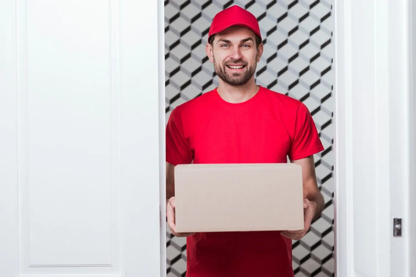 Vorderansicht eines lächelnden Zustellers in roter Uniform